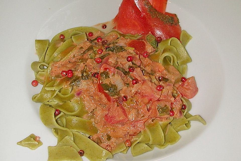 Grüne Tagliatelle mit roter Sauce und Räucherlachs