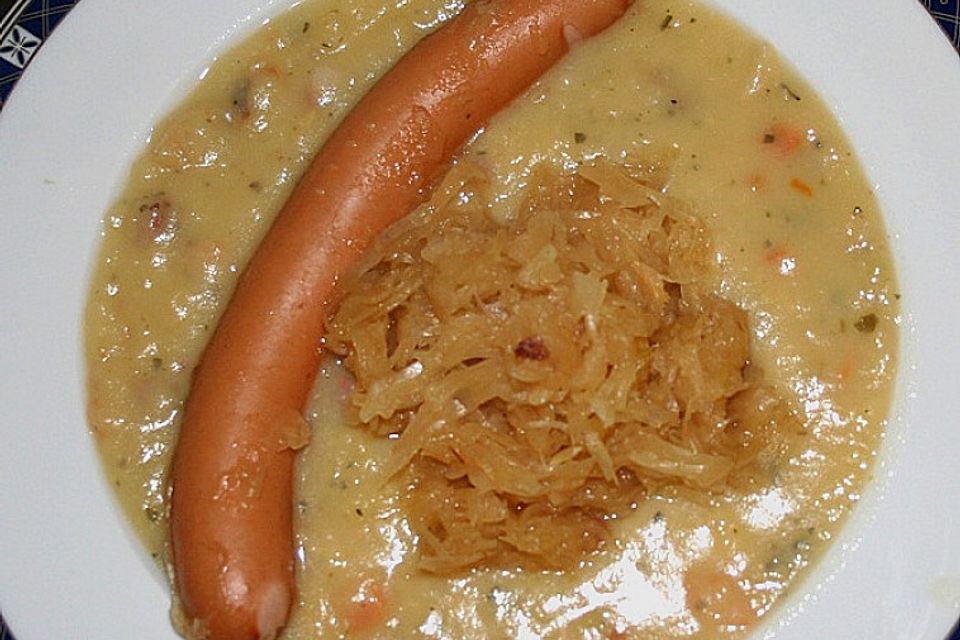 Kartoffelsuppe mit Sauerkraut und Putenwiener