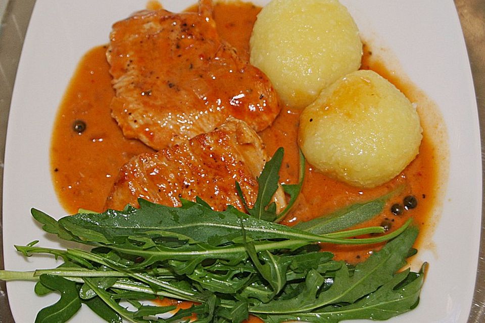 Putenmedaillons in Pfefferrahmsauce auf Rucola