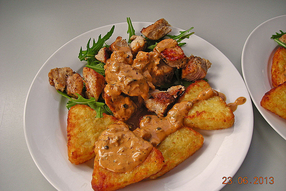 Putenmedaillons in Pfefferrahmsauce auf Rucola