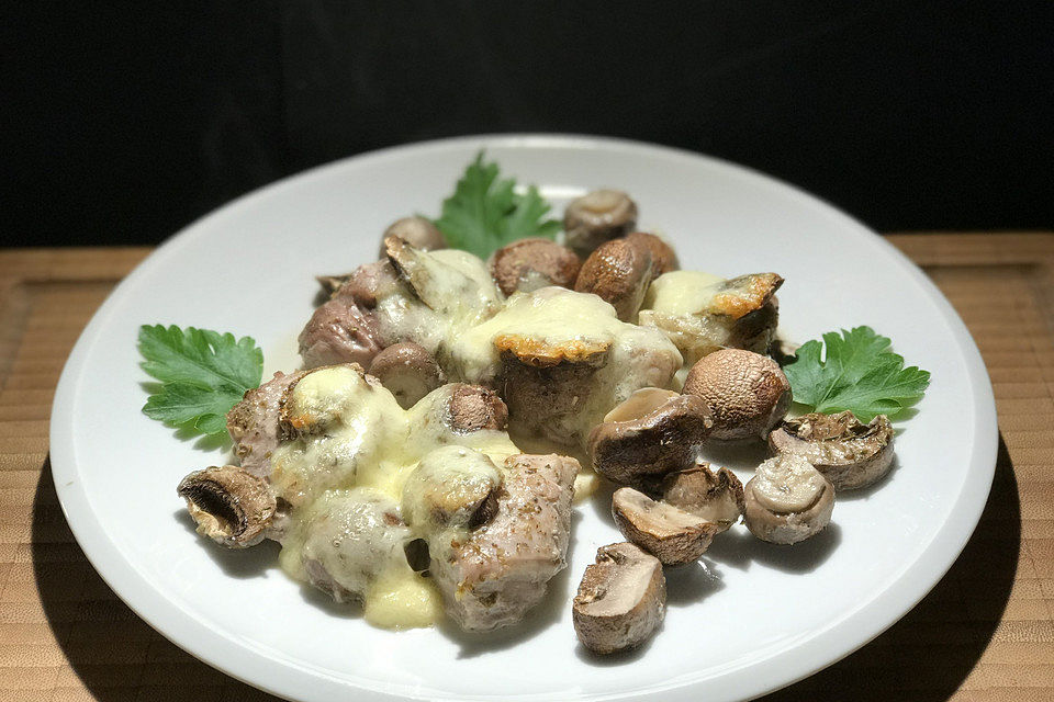 Schweinefilet - Medaillons mit Pilzen und Mozzarella