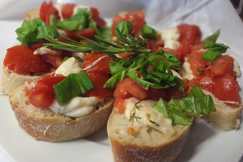 Tomatencrostini mit Büffelmozzarella