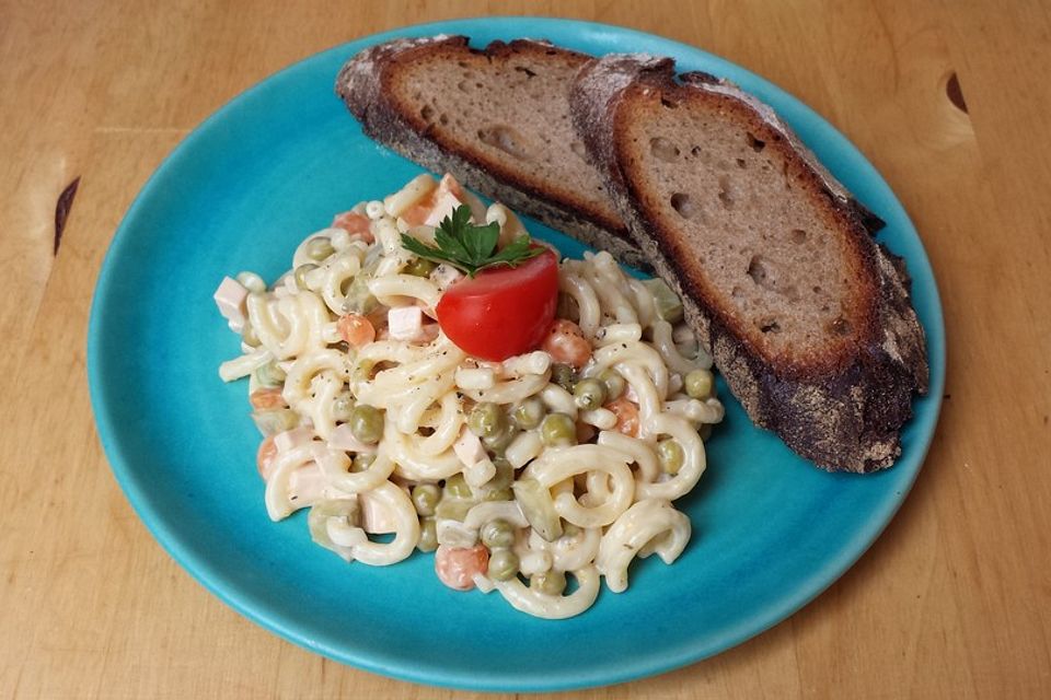 Nudelsalat mit Erbsen und Möhrchen