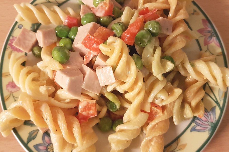 Nudelsalat mit Erbsen und Möhrchen