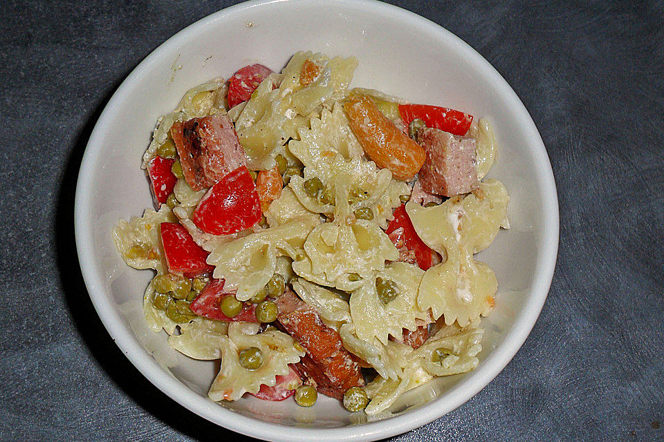 Nudelsalat mit Erbsen und Möhrchen