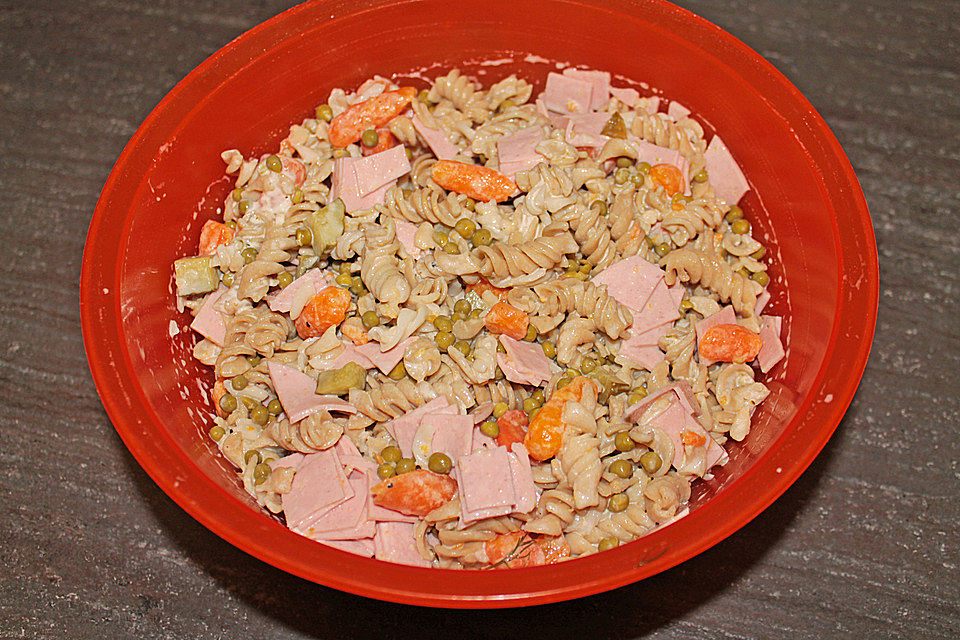 Nudelsalat mit Erbsen und Möhrchen