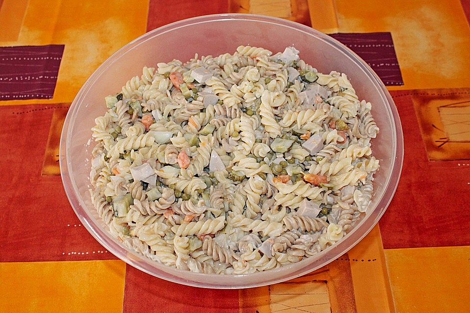 Nudelsalat mit Erbsen und Möhrchen