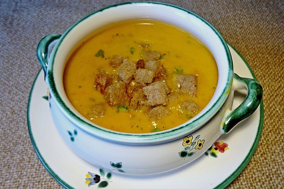 Kürbiscremesuppe mit Knoblauchcroutons