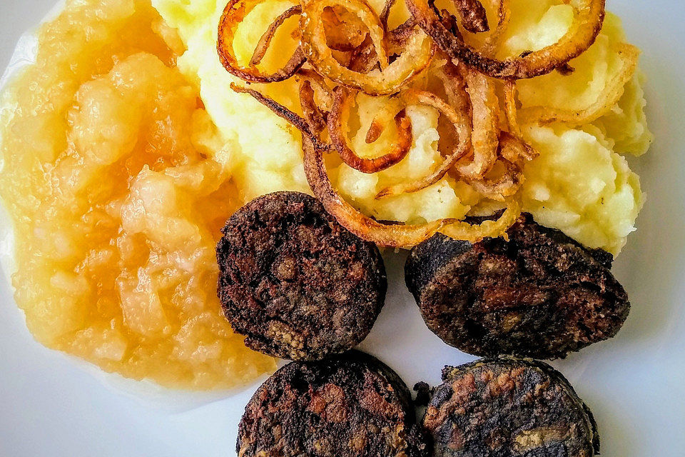 Gebratene Blutwurst  auf Kartoffelpüree mit Apfelmus und Röstzwiebeln