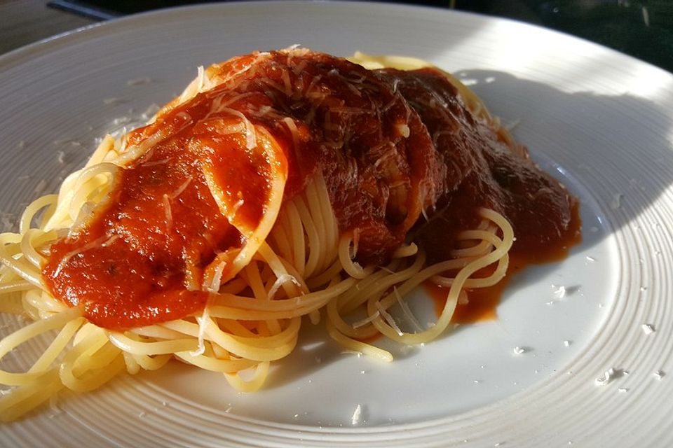 Spaghetti mit fruchtig-scharfer Tomatensoße