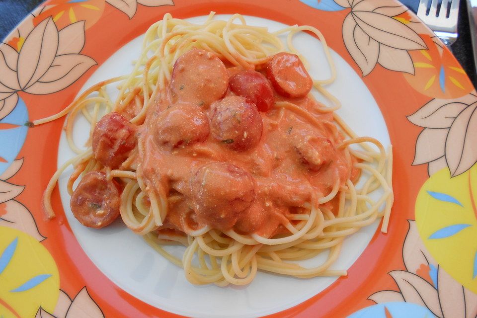 Spaghetti mit fruchtig-scharfer Tomatensoße