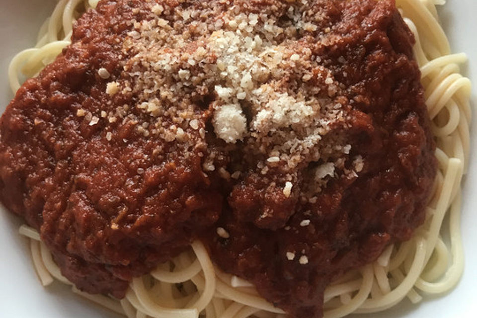 Spaghetti mit fruchtig-scharfer Tomatensoße