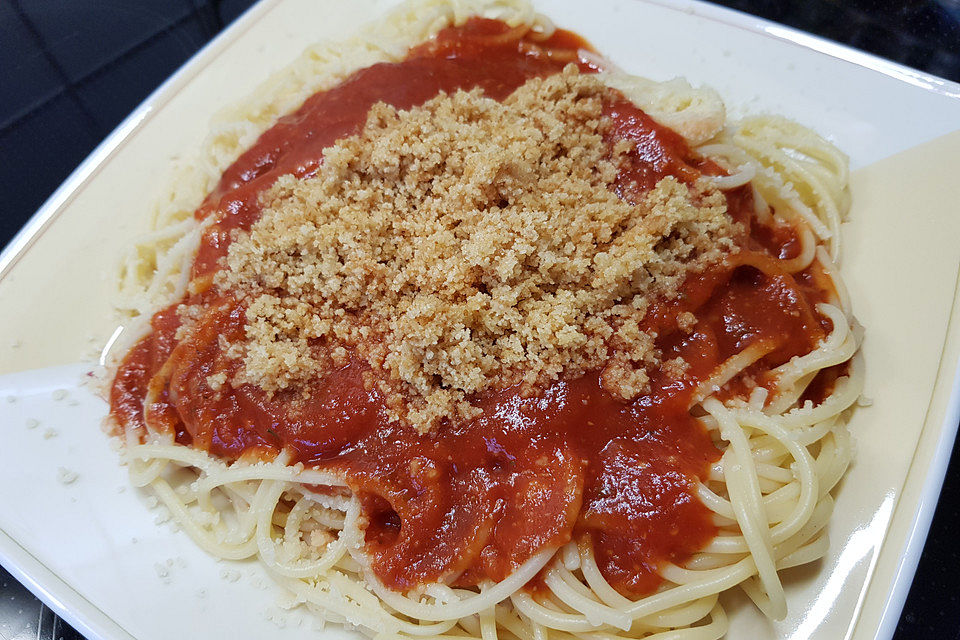 Spaghetti mit fruchtig-scharfer Tomatensoße