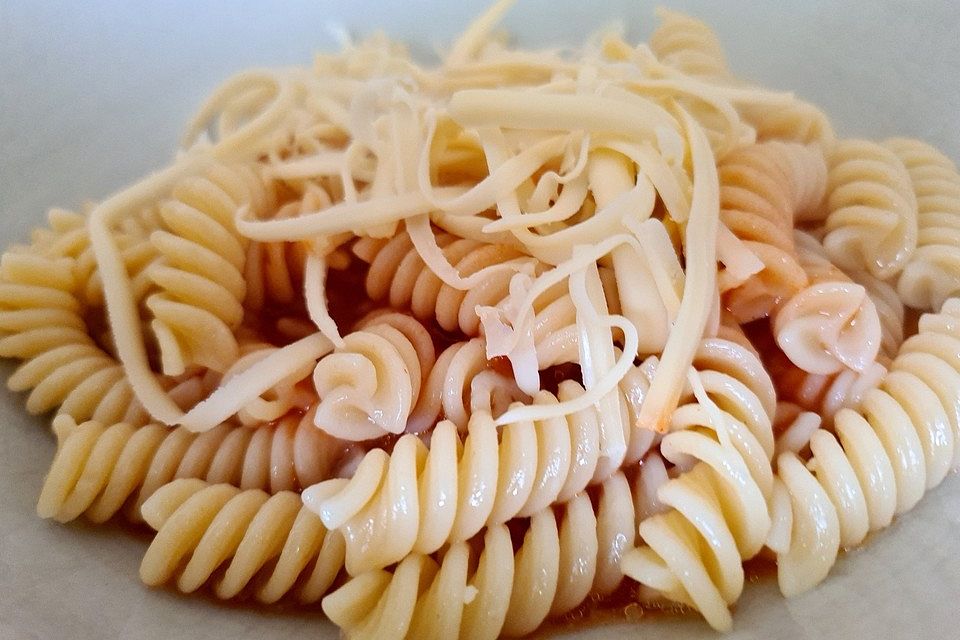 Spaghetti mit fruchtig-scharfer Tomatensoße