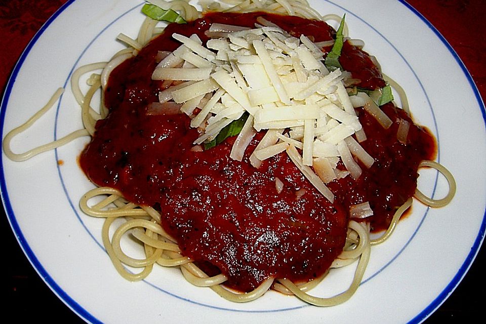 Spaghetti mit fruchtig-scharfer Tomatensoße