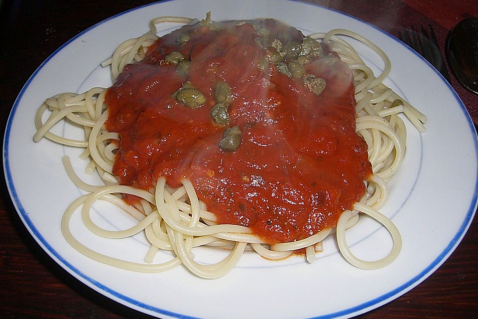 Spaghetti mit fruchtig-scharfer Tomatensoße