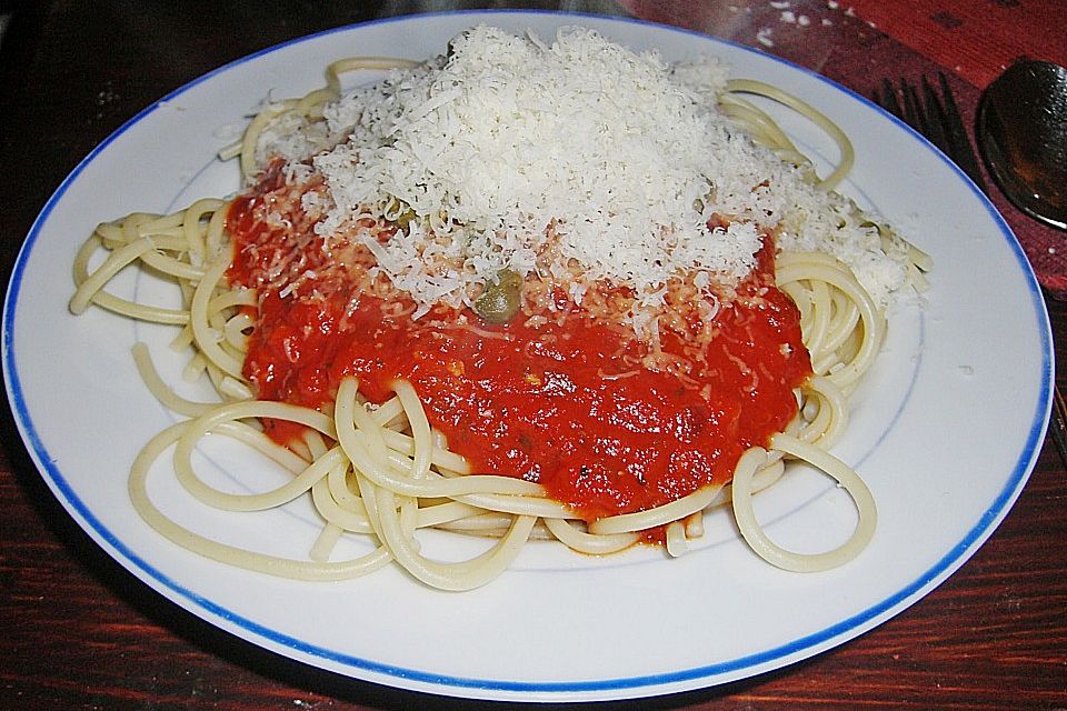 Spaghetti mit fruchtig-scharfer Tomatensoße