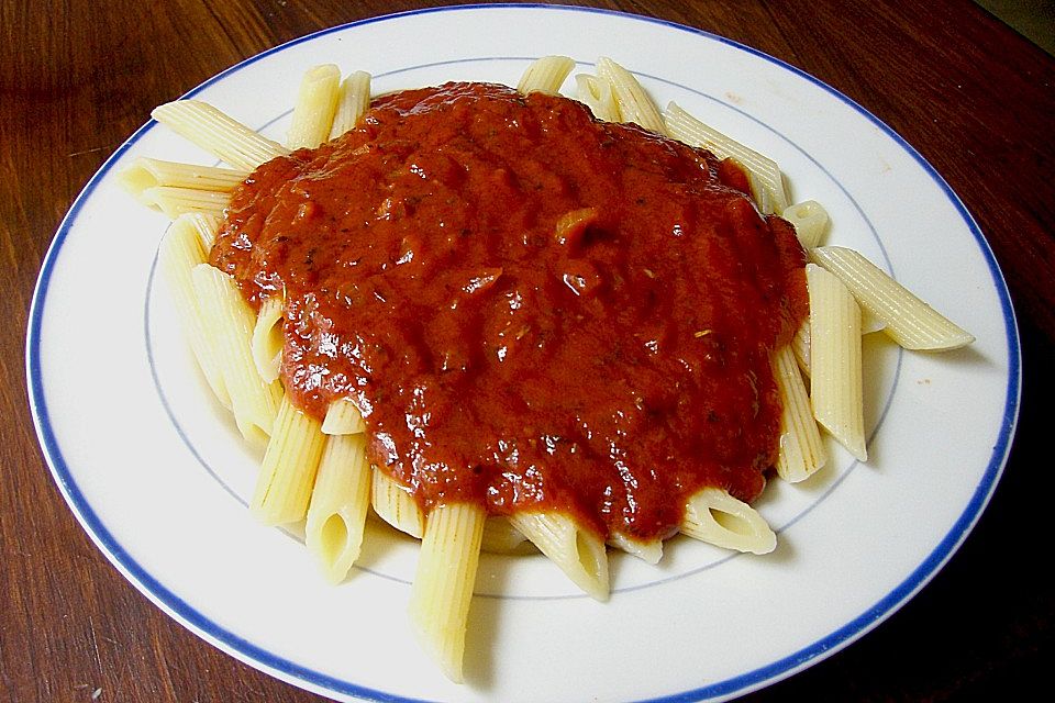 Spaghetti mit fruchtig-scharfer Tomatensoße