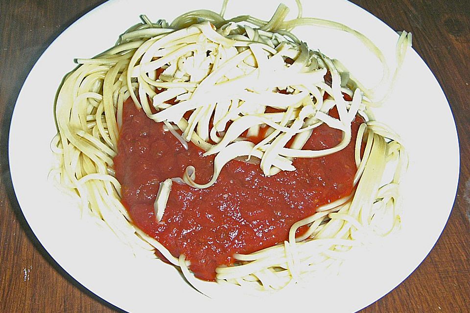 Spaghetti mit fruchtig-scharfer Tomatensoße