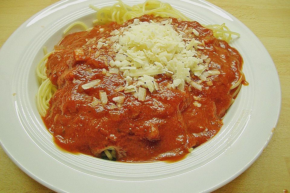 Spaghetti mit fruchtig-scharfer Tomatensoße