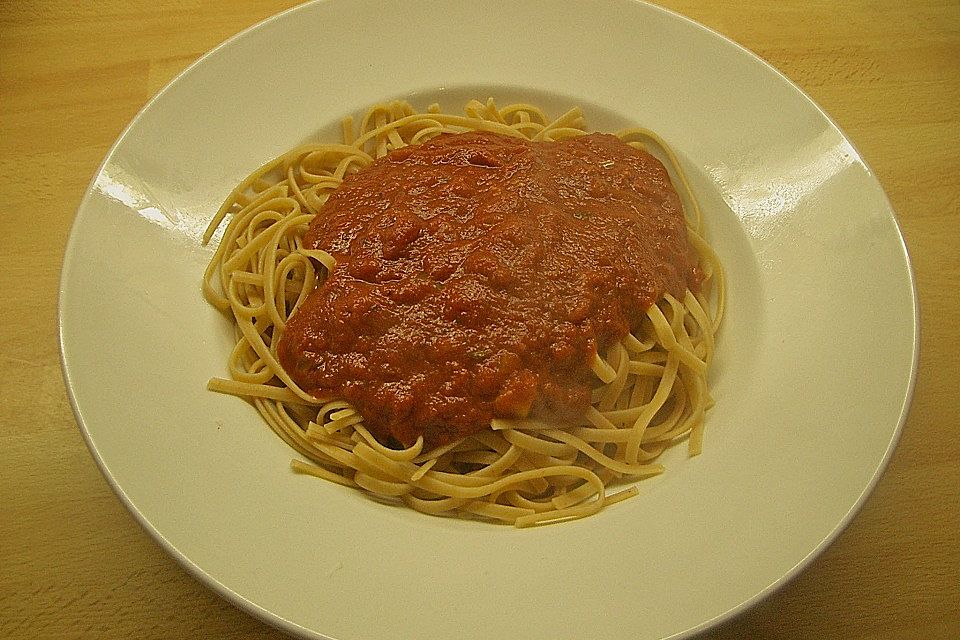 Spaghetti mit fruchtig-scharfer Tomatensoße