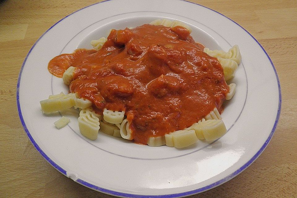 Spaghetti mit fruchtig-scharfer Tomatensoße