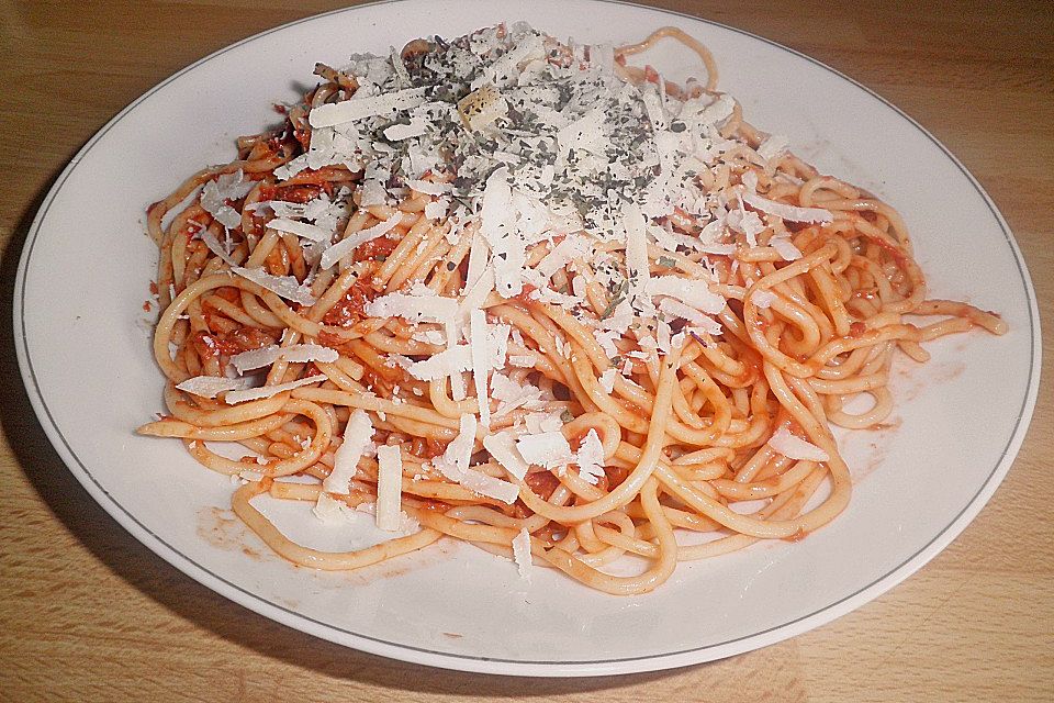 Spaghetti mit fruchtig-scharfer Tomatensoße