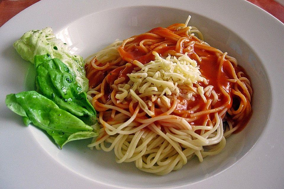 Spaghetti mit fruchtig-scharfer Tomatensoße