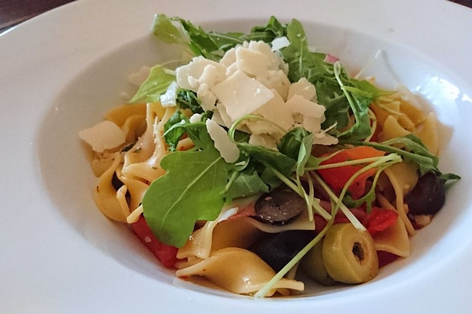 Scharfe Spaghetti mit Rucola, Tomate und Parmesan