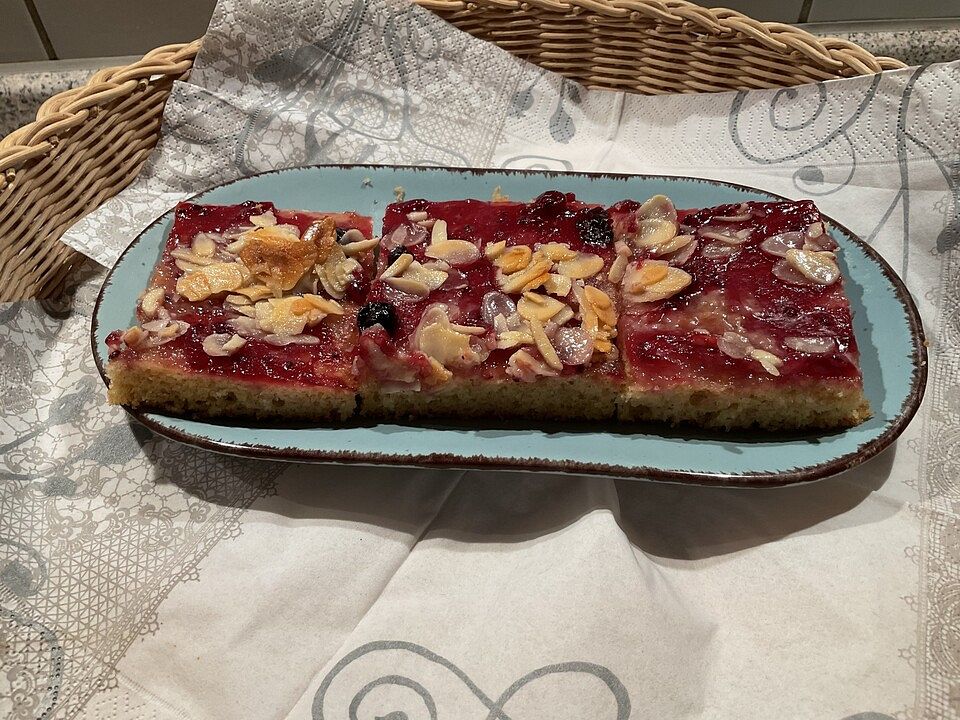Blitzbutterkuchen mit Roter Grütze von Galimero| Chefkoch
