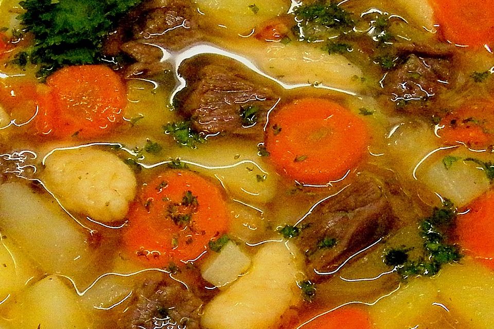 Deftige Kartoffelsuppe mit Klünkerle und Fleisch