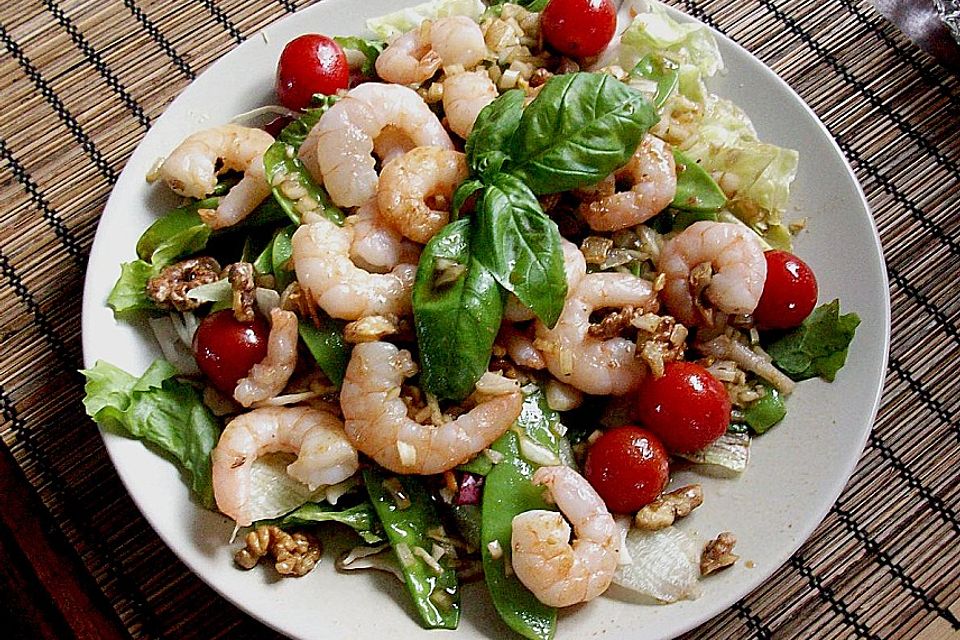 Salat von Zuckerschoten mit gebratenen Garnelen