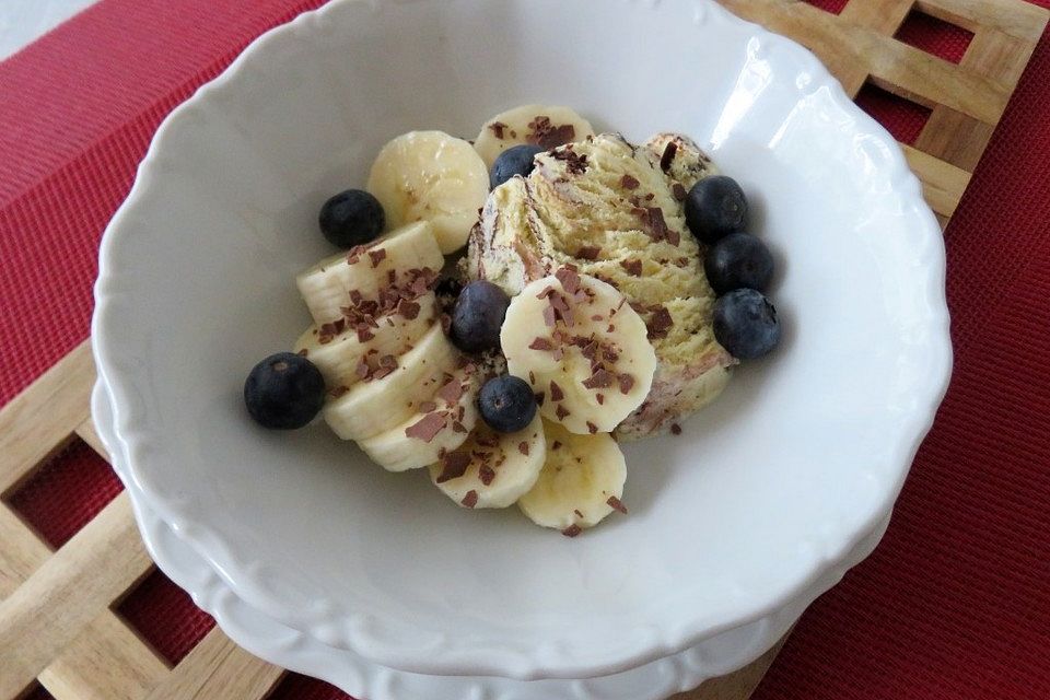 Vanilleparfait mit weißer Schokolade Vanilleparfait mit weißer Schokolade