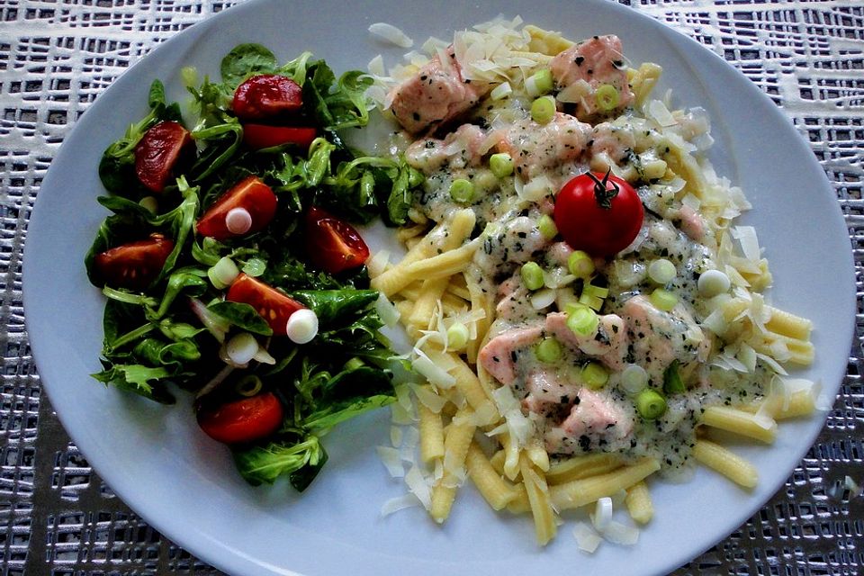 Spaghetti mit Lachs und Krabben in Kokoscremesauce