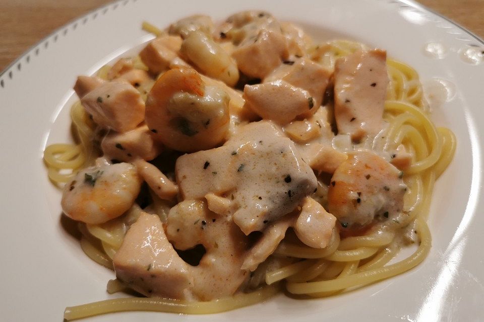 Spaghetti mit Lachs und Krabben in Kokoscremesauce