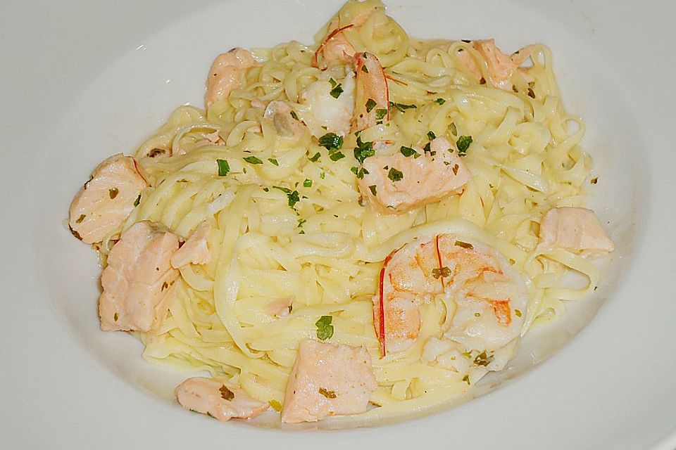 Spaghetti mit Lachs und Krabben in Kokoscremesauce