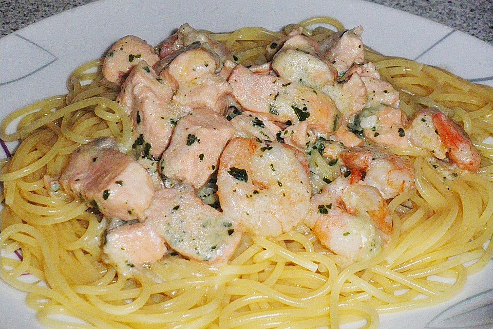 Spaghetti mit Lachs und Krabben in Kokoscremesauce