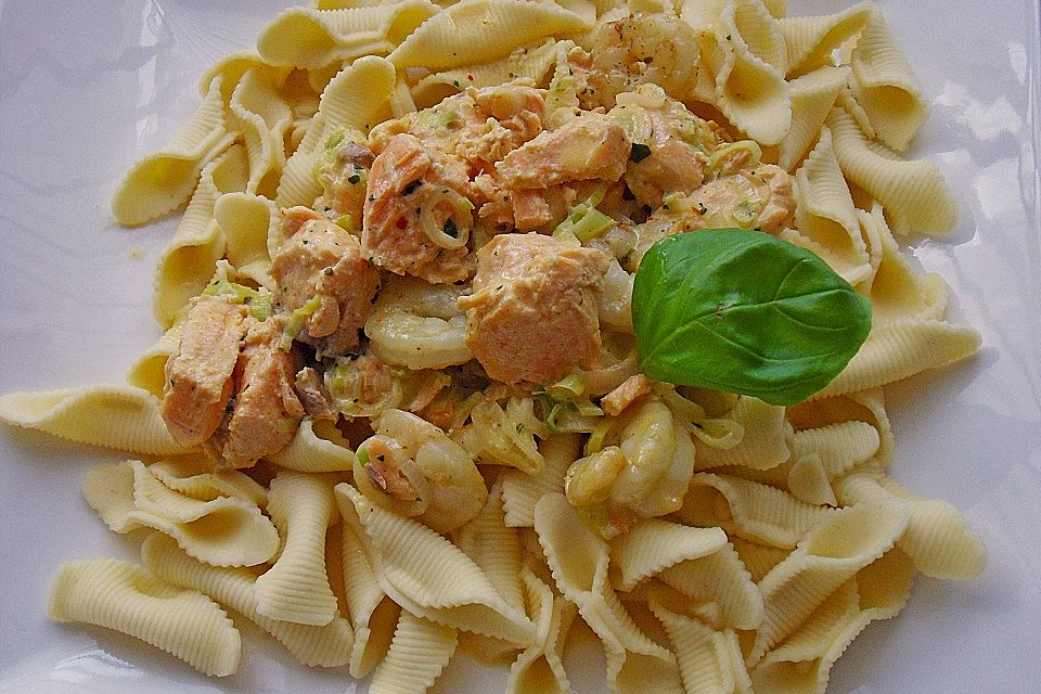 Spaghetti mit Lachs und Krabben in Kokoscremesauce