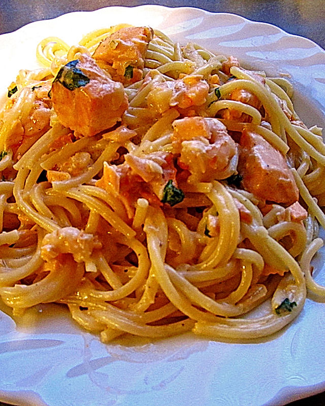 Spaghetti mit Lachs und Krabben in Kokoscremesauce