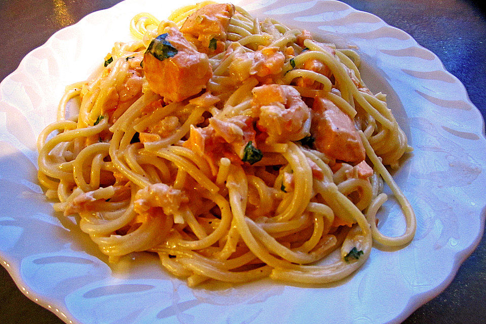 Spaghetti mit Lachs und Krabben in Kokoscremesauce