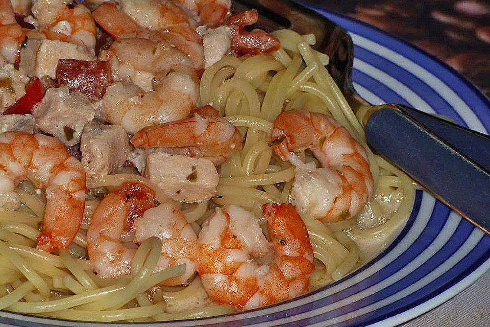 Spaghetti mit Lachs und Krabben in Kokoscremesauce