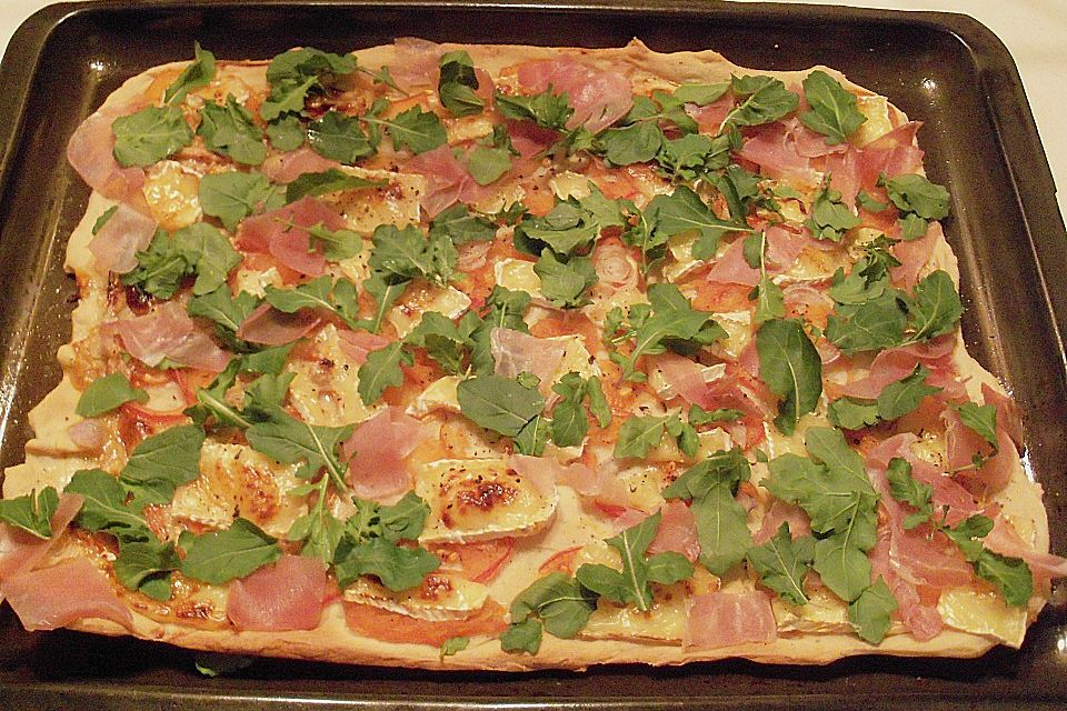 Pizza mit Ziegenkäse, Rucola und Schinken