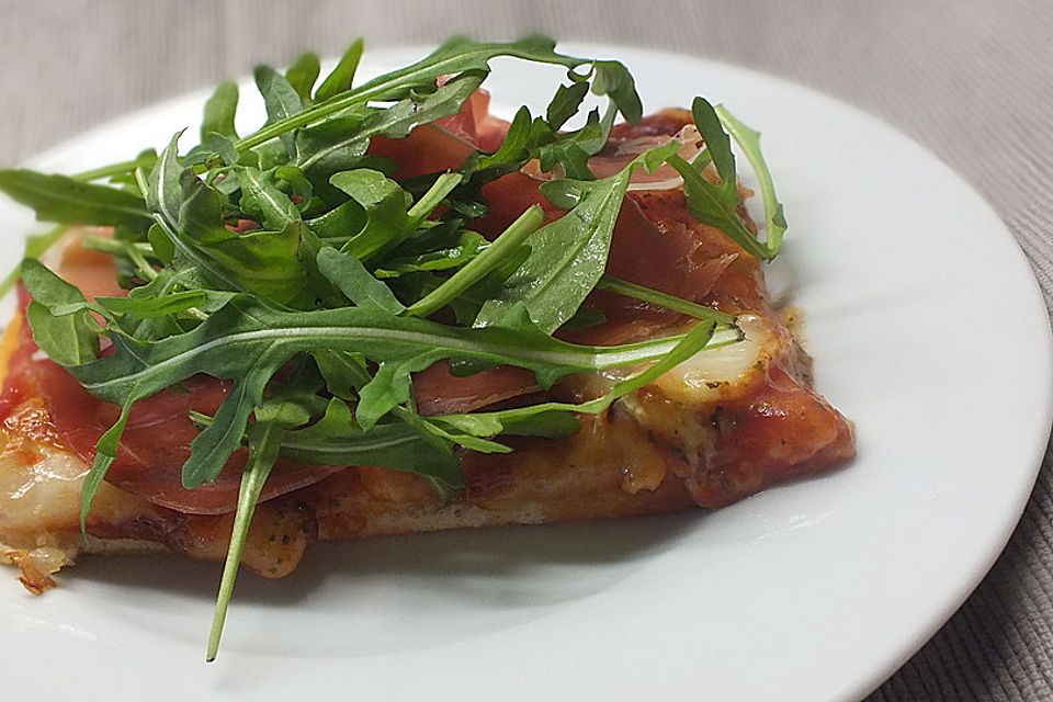 Pizza mit Ziegenkäse, Rucola und Schinken