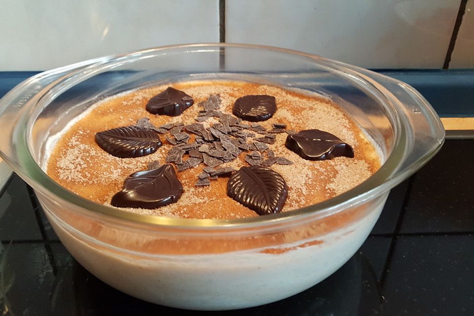 Dessert aus Quark mit Apfelmus und Sahne