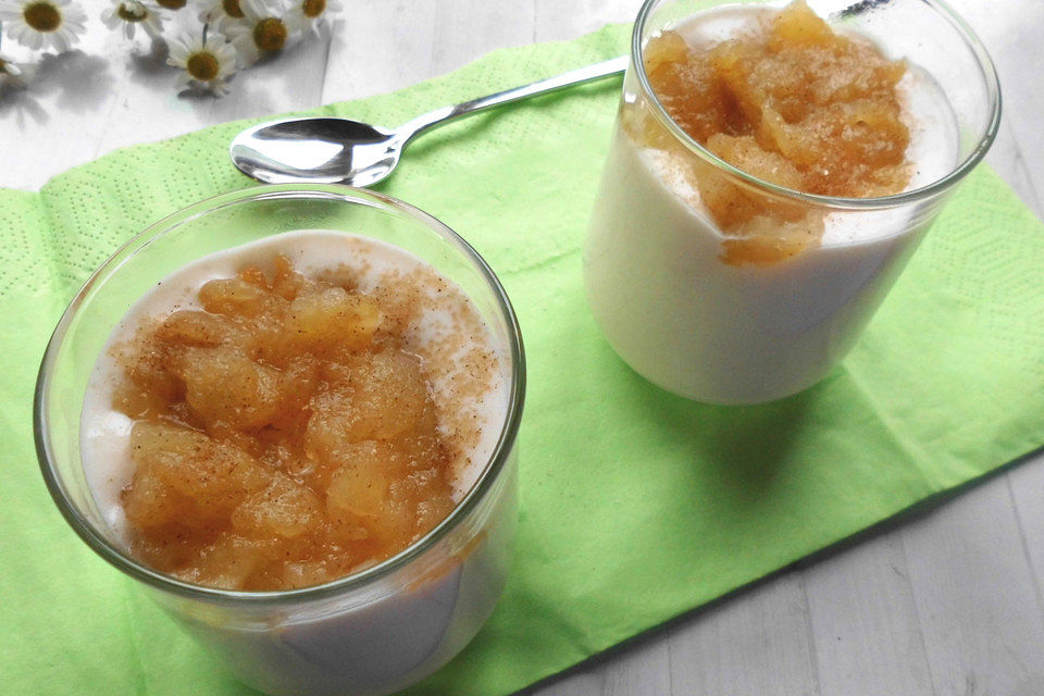 Dessert aus Quark mit Apfelmus und Sahne