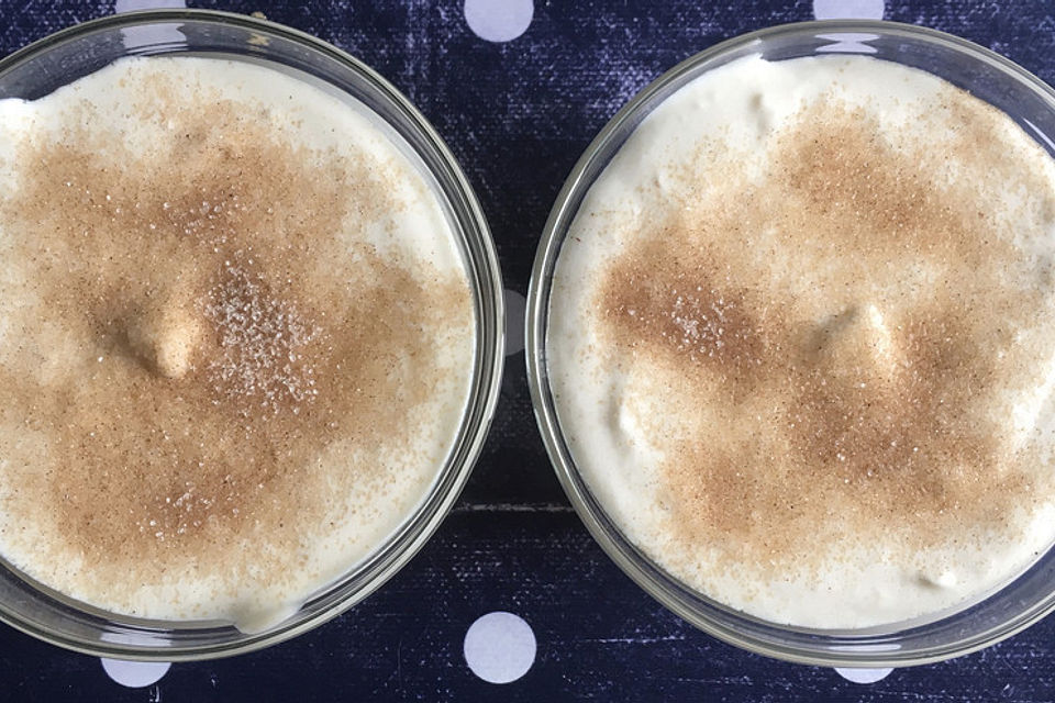 Dessert aus Quark mit Apfelmus und Sahne