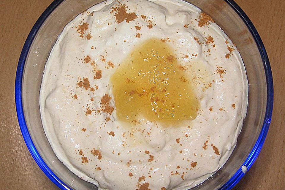 Dessert aus Quark mit Apfelmus und Sahne