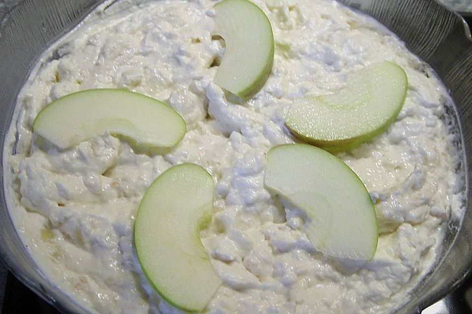 Dessert aus Quark mit Apfelmus und Sahne