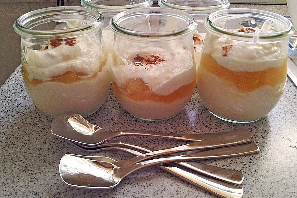 Dessert aus Quark mit Apfelmus und Sahne