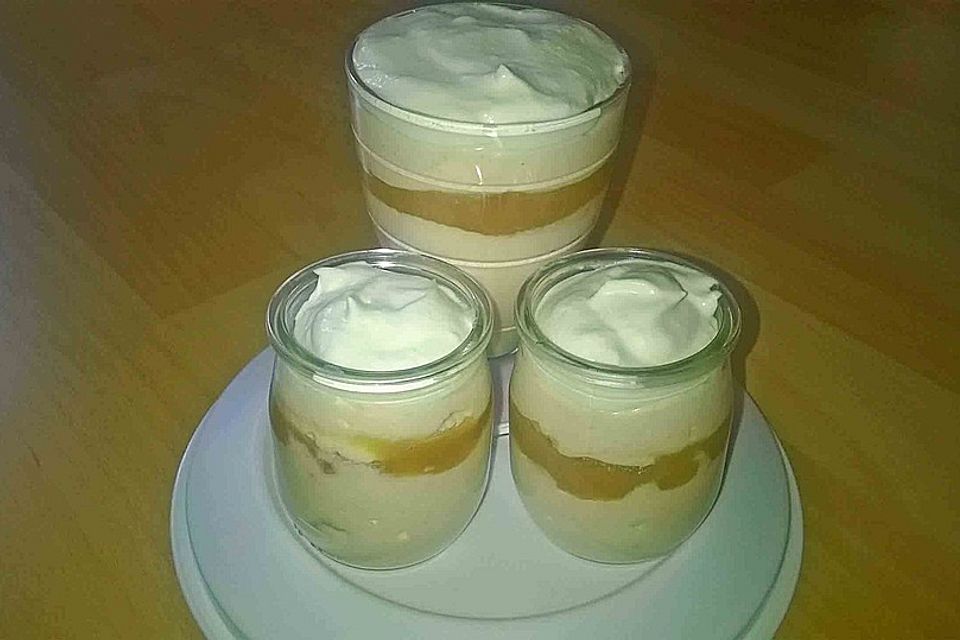 Dessert aus Quark mit Apfelmus und Sahne